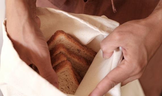 il pane si mantiene meglio nella carta o nella plastica?