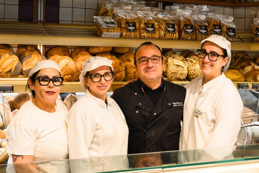 banco e team del Panificio Adriatico nel centro di Bari
