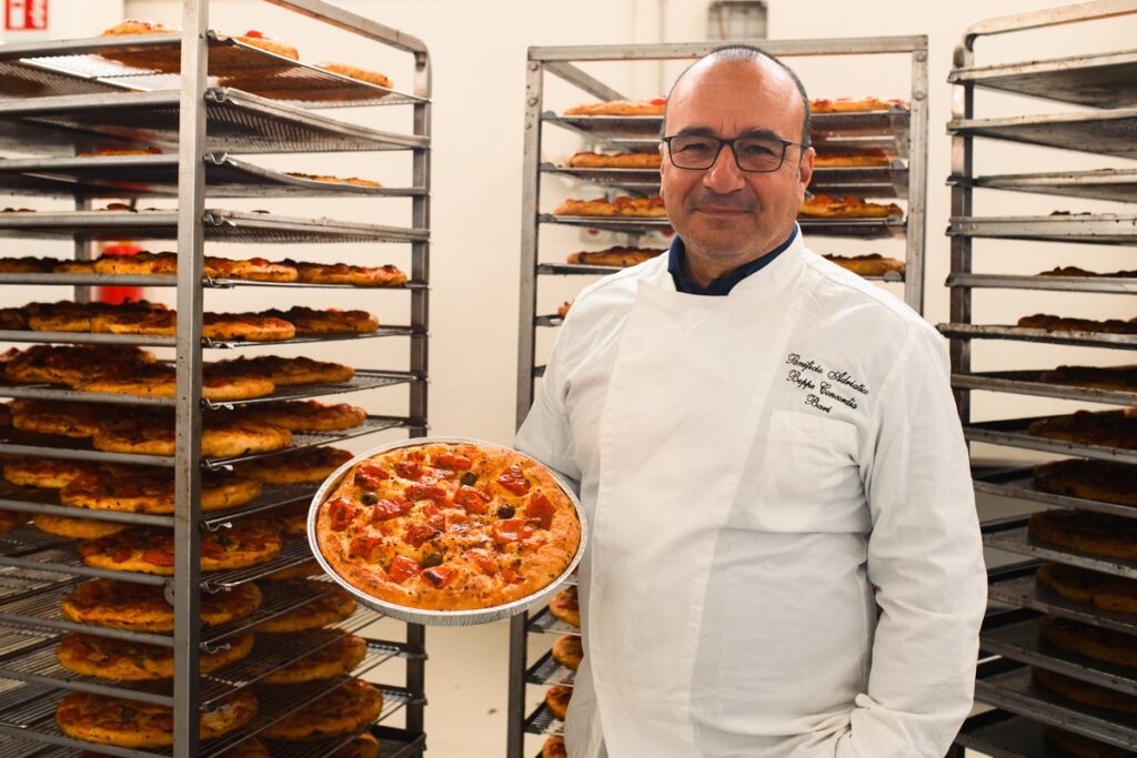 Beppe Concordia mastro panettiere con una focaccia barese