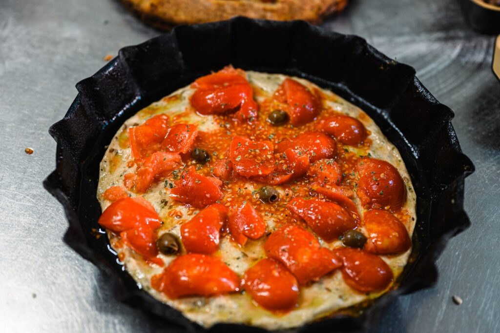 focaccia barese con pomodoro olive e origano