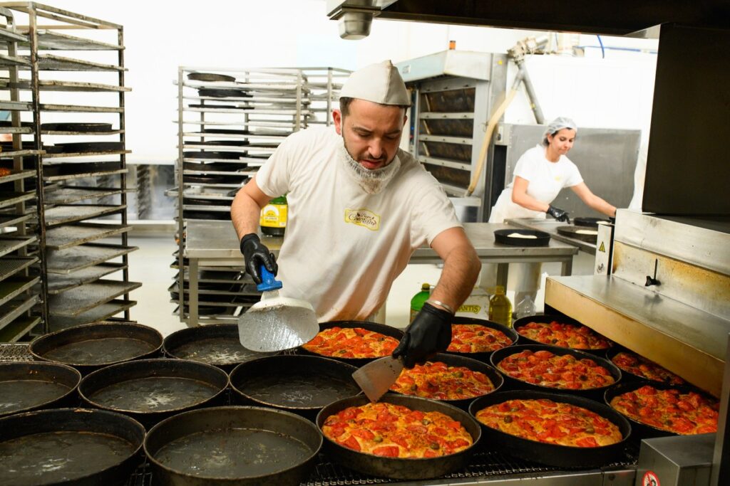produzione di focaccia barese nel laboratorio del Panificio Adriatico
