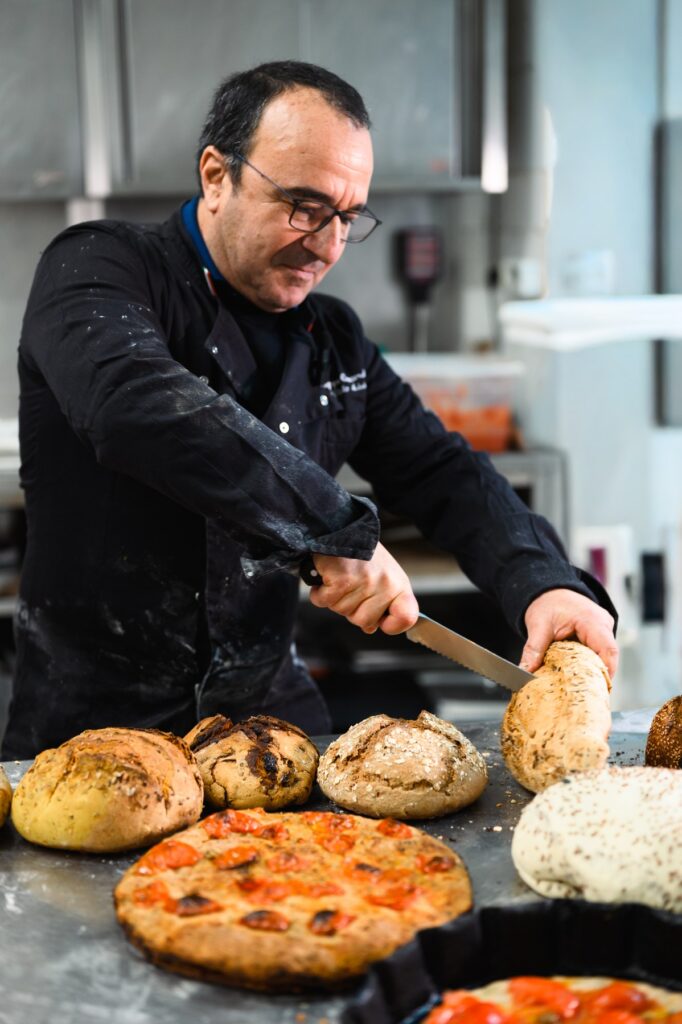 Beppe Concordia nel laboratorio di panificazione del Panificio Adriatico