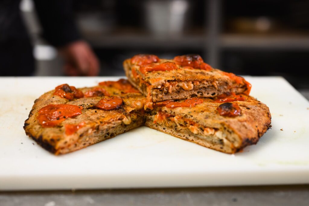 focaccia barese calda tagliata e pronta da servire